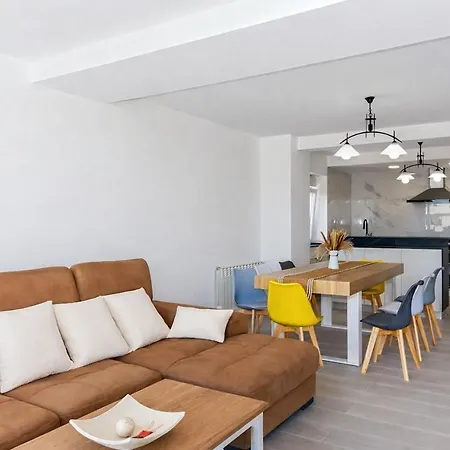 En La Playa Con Vistas Al Mar Y Jardin