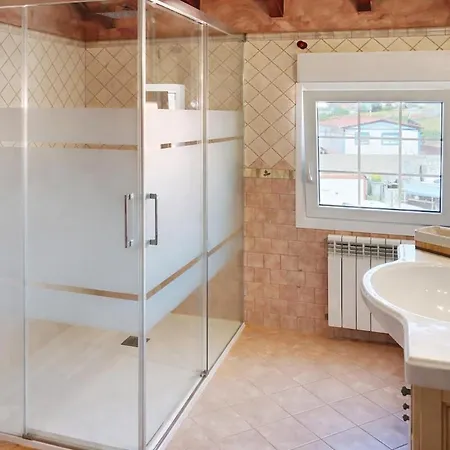 En La Playa Con Vistas Al Mar Y Jardín Villa *