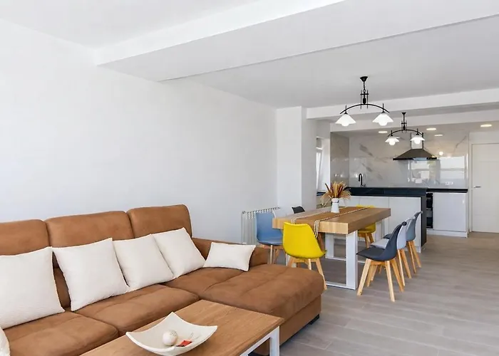 En La Playa Con Vistas Al Mar Y Jardin