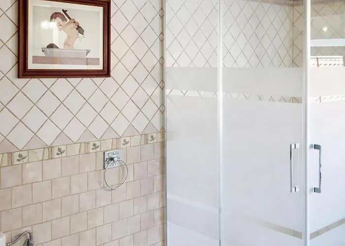 En La Playa Con Vistas Al Mar Y Jardín