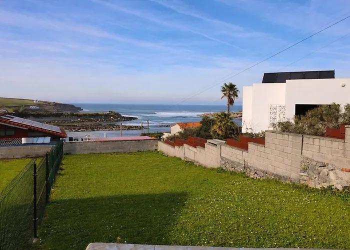 En La Playa Con Vistas Al Mar Y Jardin